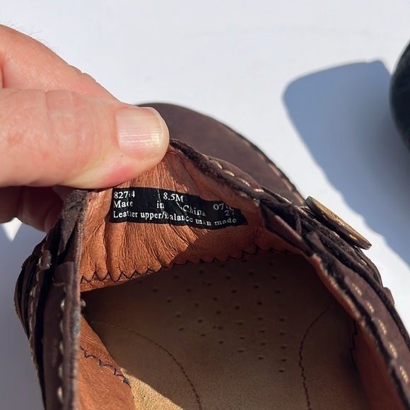 Clarks-8.5-Artisan brown leather slip on clogs mules button detail on the front. - Picture 7 of 8